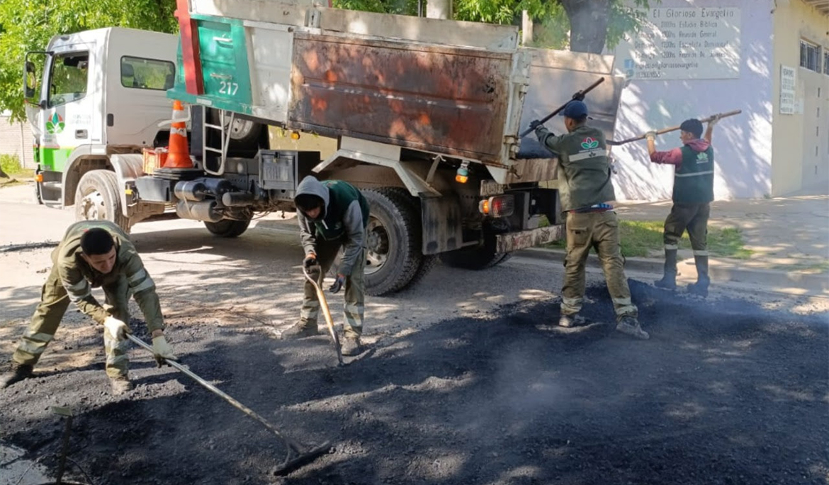 AVANZAN LOS TRABAJOS DE BACHEO EN EL JAGÜEL