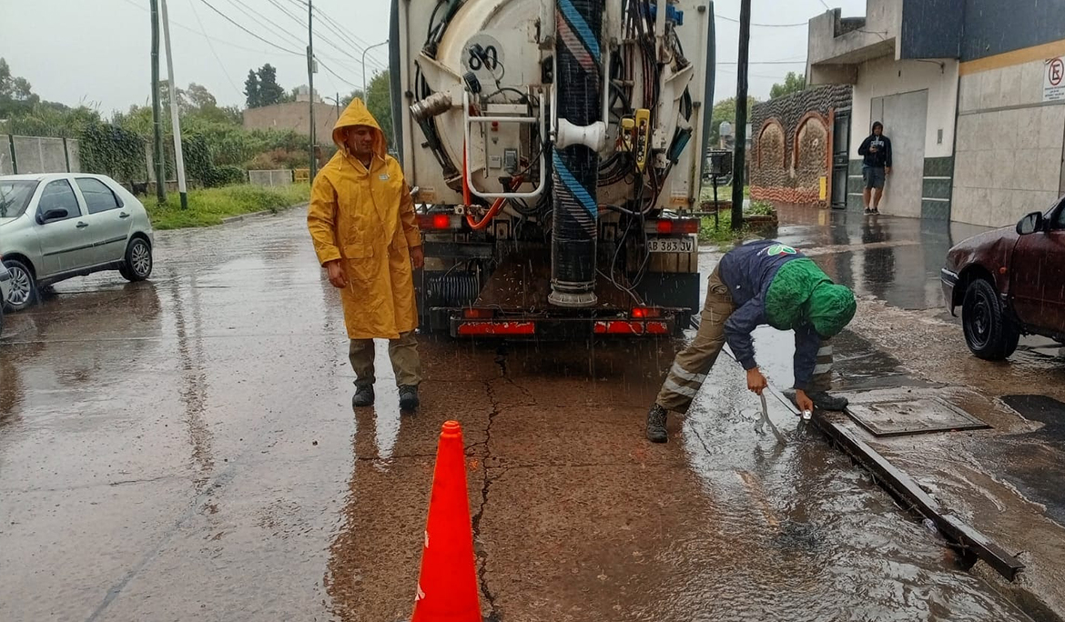 EL MUNICIPIO REALIZA TAREAS DE LIMPIEZA Y DESOBSTRUCCIÓN EN DIFERENTES PUNTOS DEL DISTRITO
