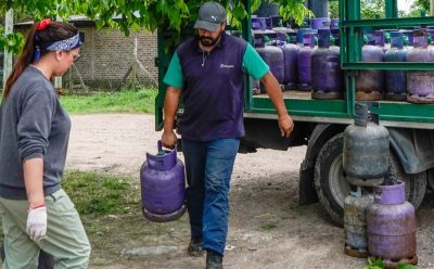 EL MUNICIPIO REALIZÓ UN OPERATIVO DE REGARGA DE GARRAFAS A BAJO COSTO EN MONTE GRANDE SUR