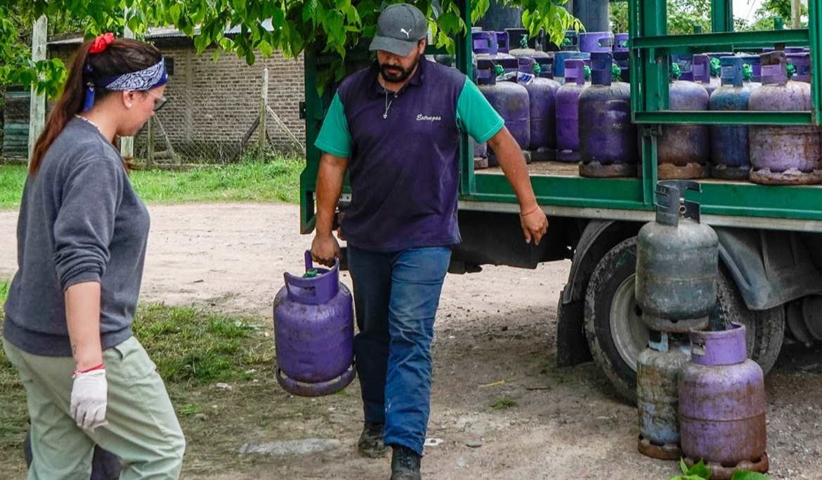 EL MUNICIPIO REALIZÓ UN OPERATIVO DE REGARGA DE GARRAFAS A BAJO COSTO EN MONTE GRANDE SUR
