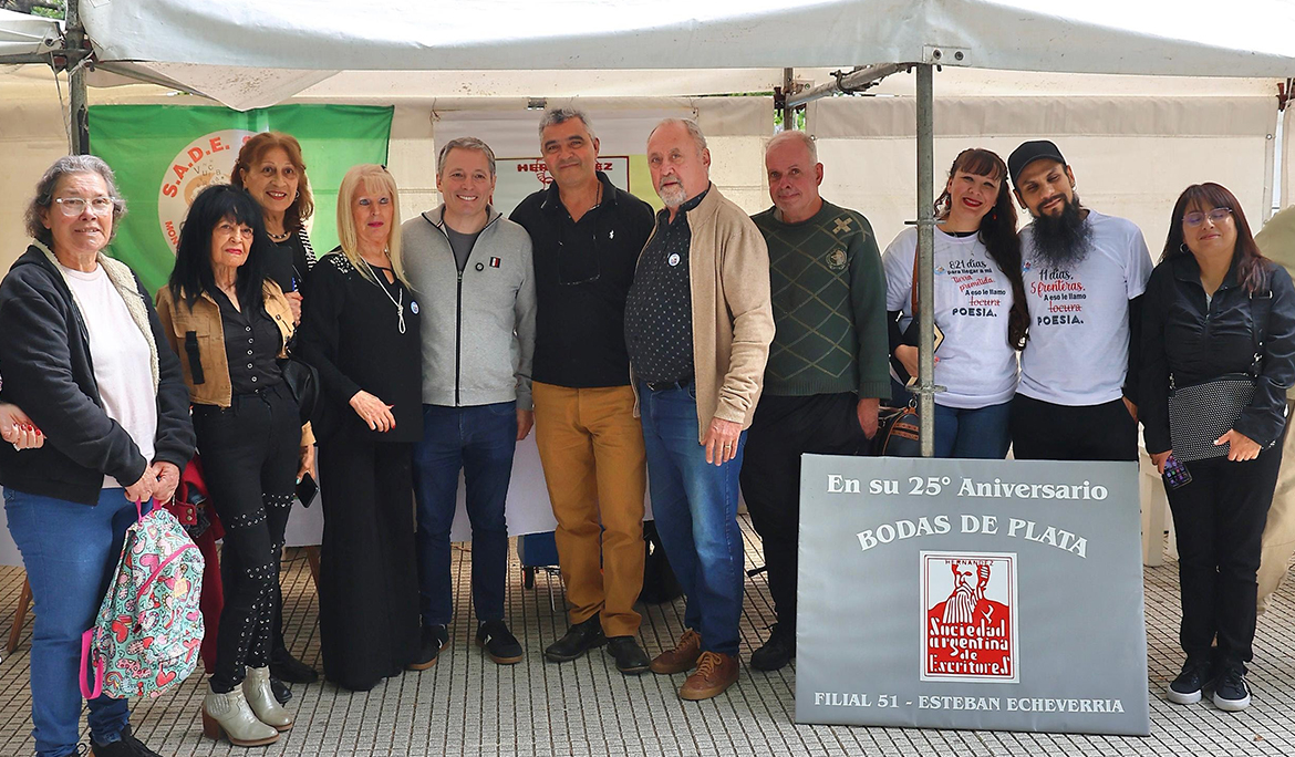FERNANDO GRAY RECORRIÓ LA XVI FERIA DEL LIBRO DE AUTORES ECHEVERRIANOS