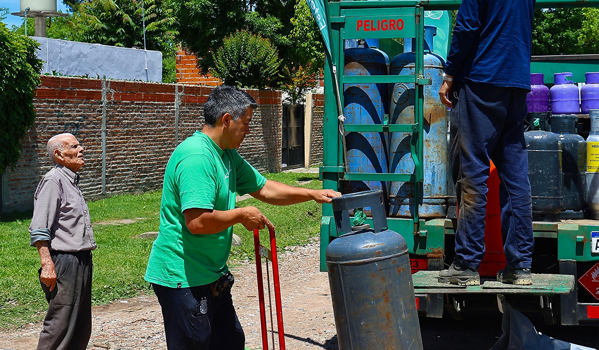 MONTE GRANDE: OPERATIVO DE RECARGA DE GARRAFAS A PRECIO ACCESIBLE EN EL BARRIO SAN NORBERTO