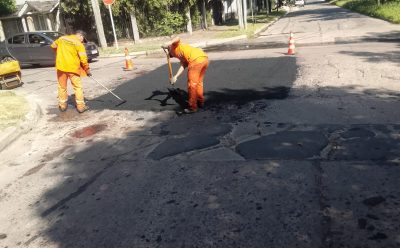 MONTE GRANDE: CONTINÚAN ADELANTE LAS OBRAS DE BACHEO
