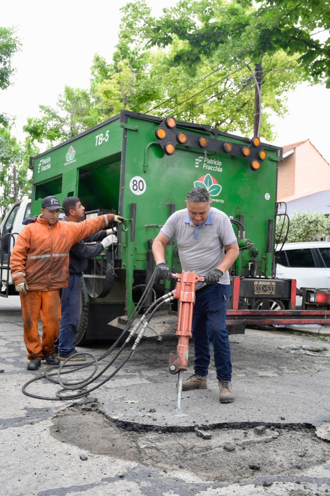 EL MUNICIPIO CONTINÚA CON LAS TAREAS DE BACHEO EN MONTE GRANDE