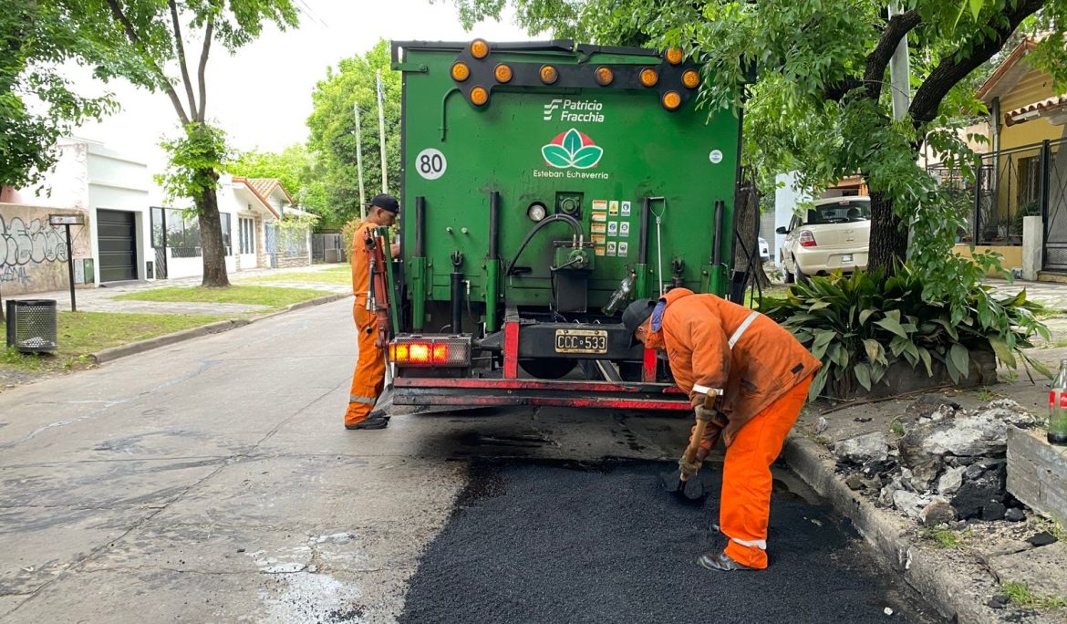 AVANZAN LOS TRABAJOS DE BACHEO EN MONTE GRANDE