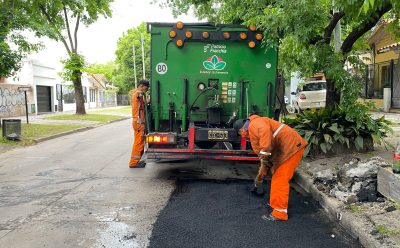 AVANZAN LOS TRABAJOS DE BACHEO EN MONTE GRANDE