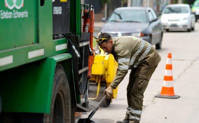 CONTINÚAN LAS OBRAS DE BACHEO EN MONTE GRANDE