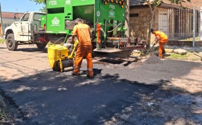 CONTINÚAN LAS OBRAS DE BACHEO EN MONTE GRANDE