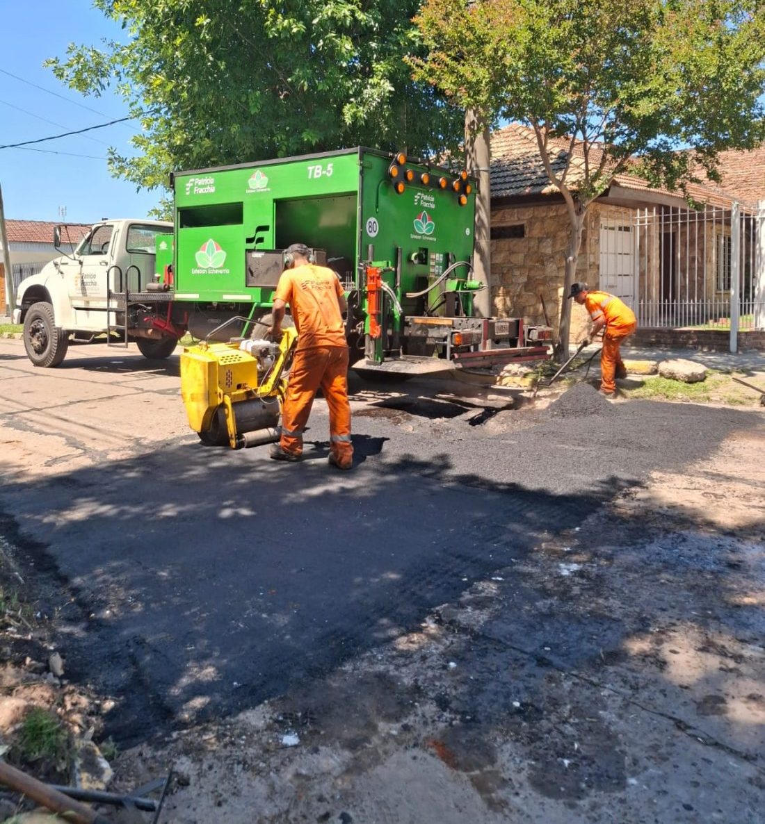 CONTINÚAN LAS OBRAS DE BACHEO EN MONTE GRANDE
