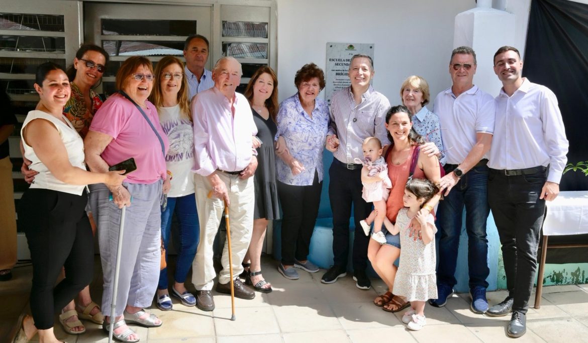 FERNANDO GRAY PARTICIPÓ DEL ACTO DE IMPOSICIÓN DE NOMBRE A LA ESCUELA SECUNDARIA N° 35 BRÍGIDA WALSH