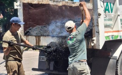 CONTINÚAN LOS TRABAJOS DE BACHEO EN MONTE GRANDE