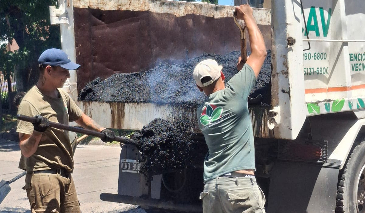 CONTINÚAN LOS TRABAJOS DE BACHEO EN MONTE GRANDE