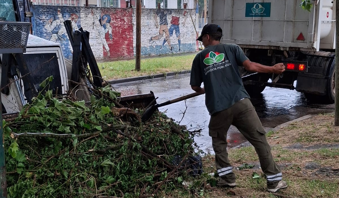 EL MUNICIPIO REALIZA TAREAS PREVENTIVAS DE LIMPIEZA Y DESOBSTRUCCIÓN EN CALLES DEL DISTRITO