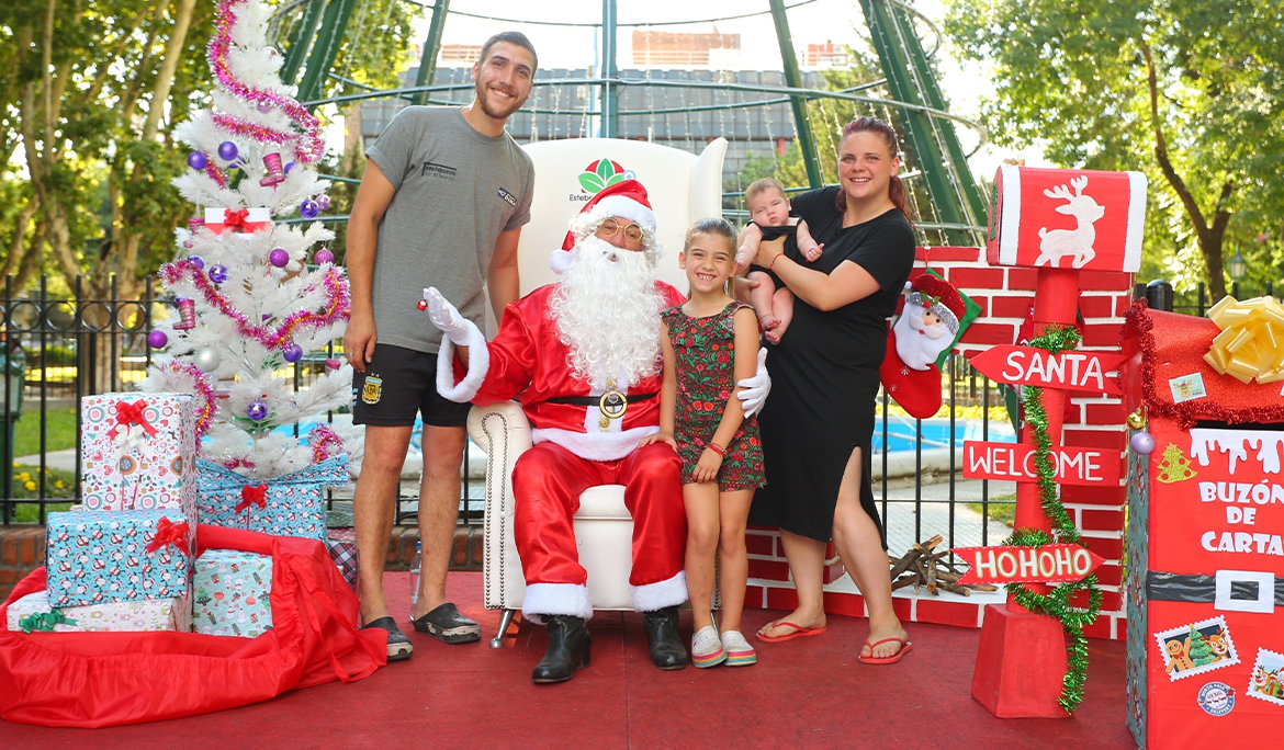 LA VISITA DE PAPÁ NOEL LLENÓ DE ALEGRÍA A CHICAS Y CHICOS DE ESTEBAN ECHEVERRÍA