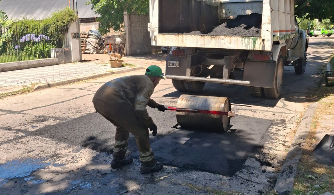 NUEVAS OBRAS DE BACHEO EN MONTE GRANDE