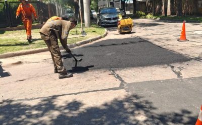 CONTINÚAN LAS OBRAS DE BACHEO EN MONTE GRANDE
