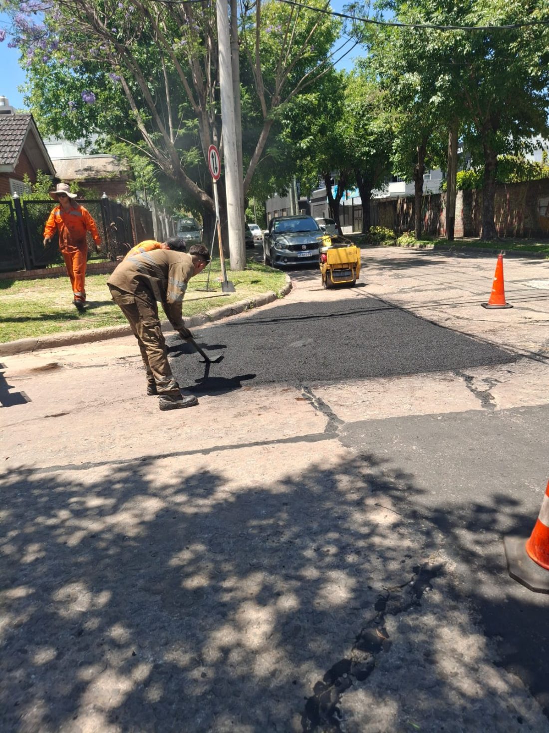 CONTINÚAN LAS OBRAS DE BACHEO EN MONTE GRANDE