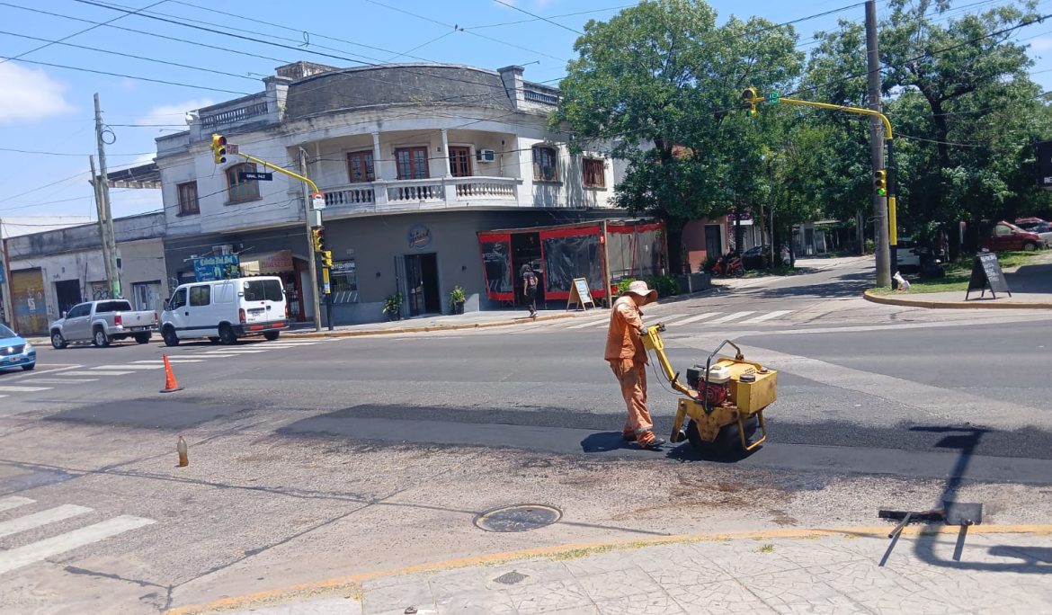 CONTINÚAN LOS TRABAJOS DE BACHEO EN MONTE GRANDE