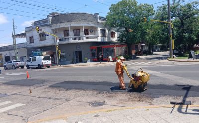 CONTINÚAN LOS TRABAJOS DE BACHEO EN MONTE GRANDE