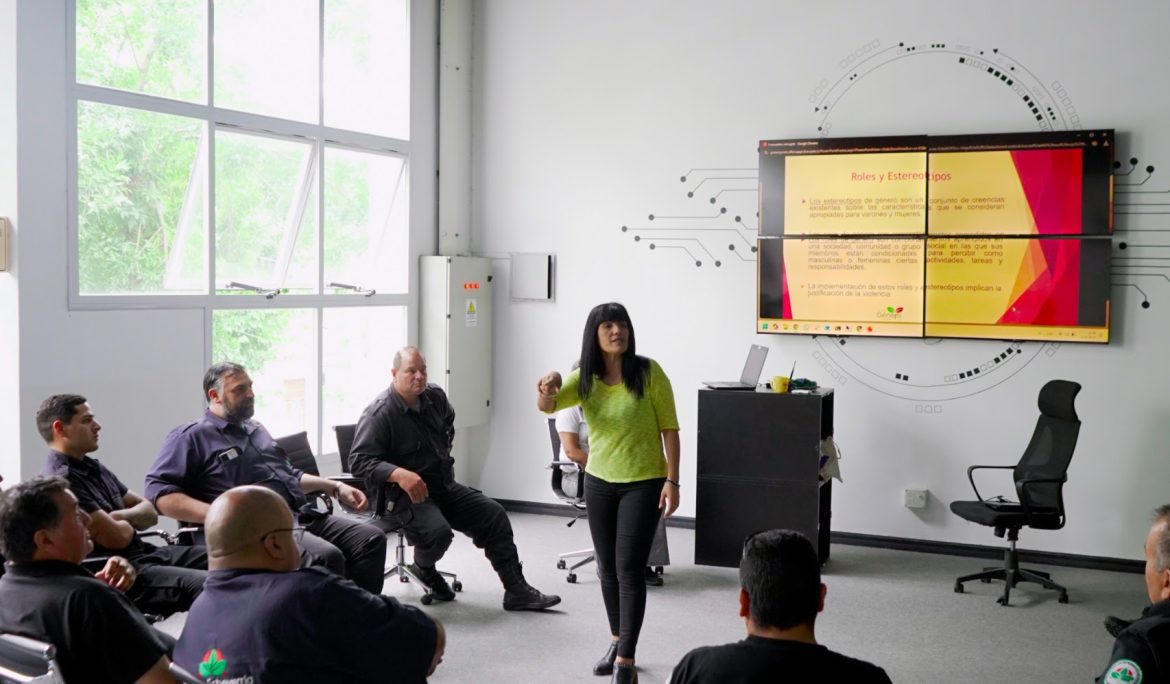 EL MUNICIPIO BRINDÓ UNA CHARLA SOBRE VIOLENCIA DE GÉNERO EN EL CENTRO OPERATIVO DE MONITOREO