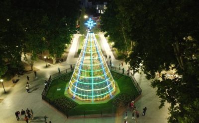 EL TRADICIONAL ÁRBOL DE NAVIDAD DE ESTEBAN ECHEVERRÍA YA SE ENCUENTRA INSTALADO EN LA PLAZA MITRE DE MONTE GRANDE