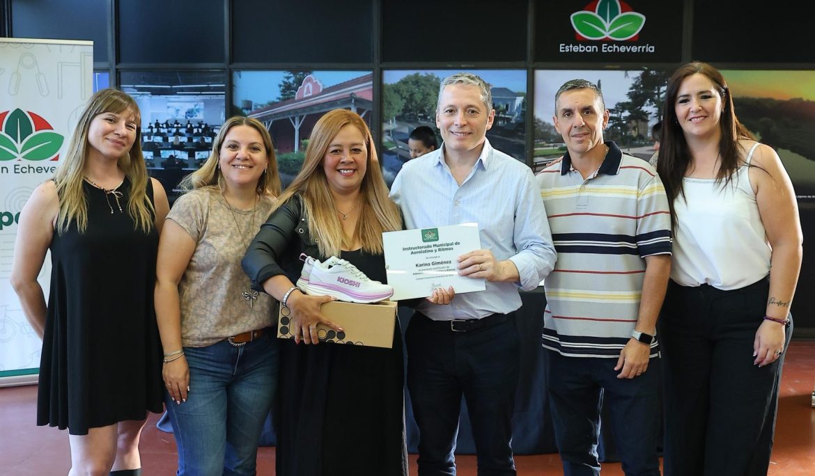 FERNANDO GRAY ENTREGÓ DIPLOMAS A EGRESADAS Y EGRESADOS DEL INSTRUCTORADO DE AEROLATINO Y RITMOS