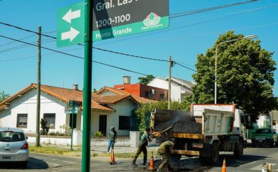 CONTINÚAN LAS OBRAS DE BACHEO CON ASFALTO CALIENTE EN MONTE GRANDE