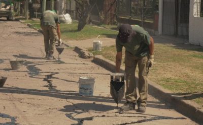 AVANZAN LOS TRABAJOS DE TOMADO DE JUNTAS EN LAS CALLES DE MONTE GRANDE