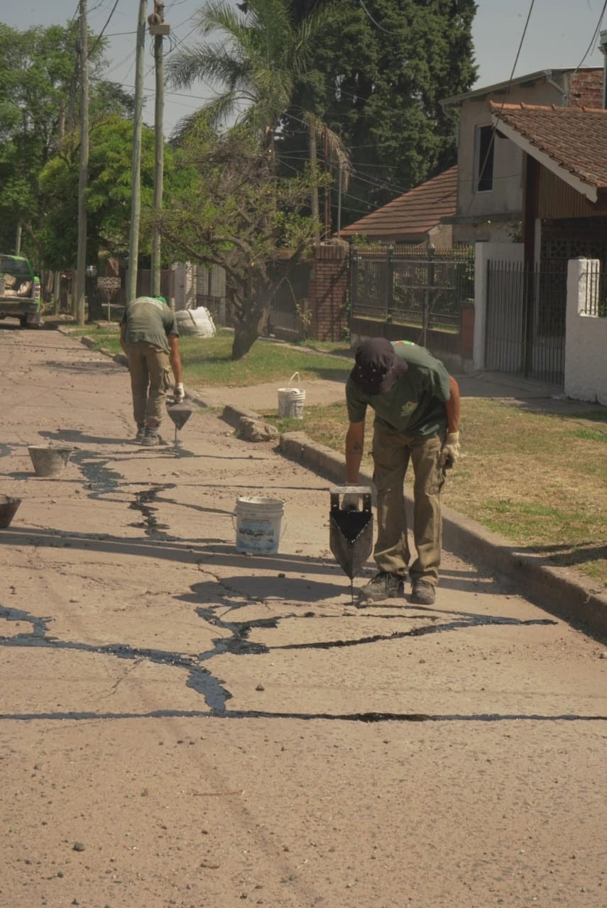 AVANZAN LOS TRABAJOS DE TOMADO DE JUNTAS EN LAS CALLES DE MONTE GRANDE