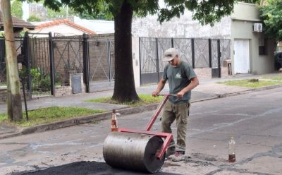 CONTINÚAN LOS TRABAJOS DE BACHEO EN MONTE GRANDE