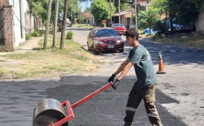 EL MUNICIPIO AVANZA CON LOS TRABAJOS DE BACHEO EN MONTE GRANDE