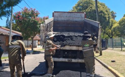 MONTE GRANDE: CONTINÚAN LOS TRABAJOS DE BACHEO