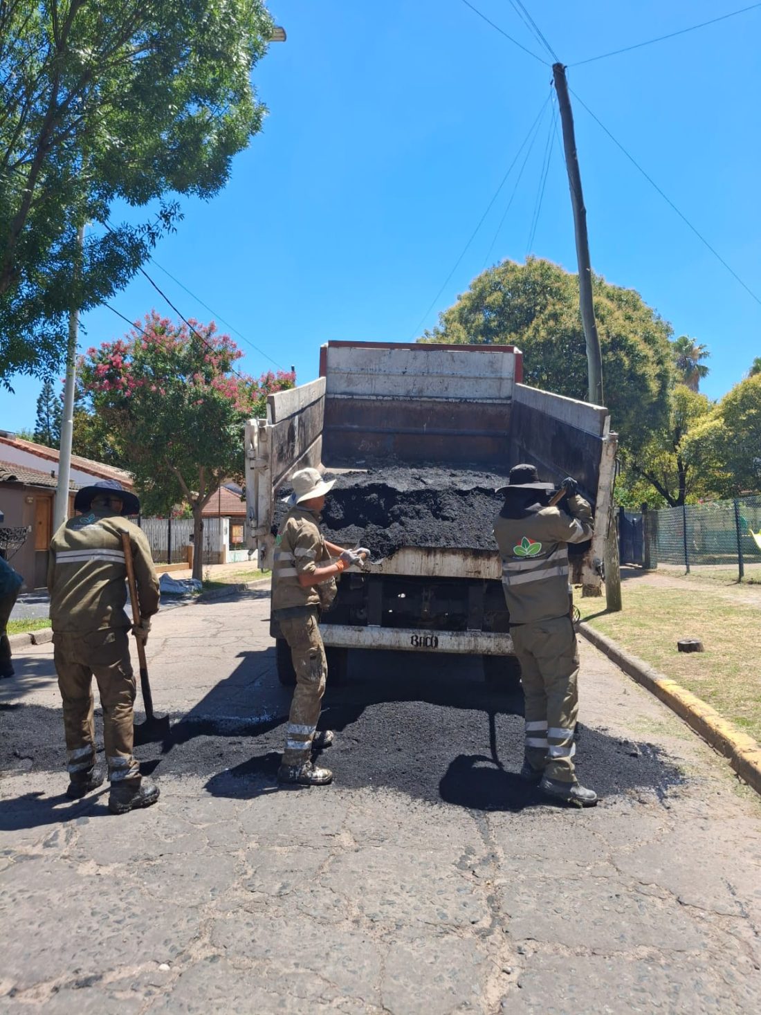 MONTE GRANDE: CONTINÚAN LOS TRABAJOS DE BACHEO