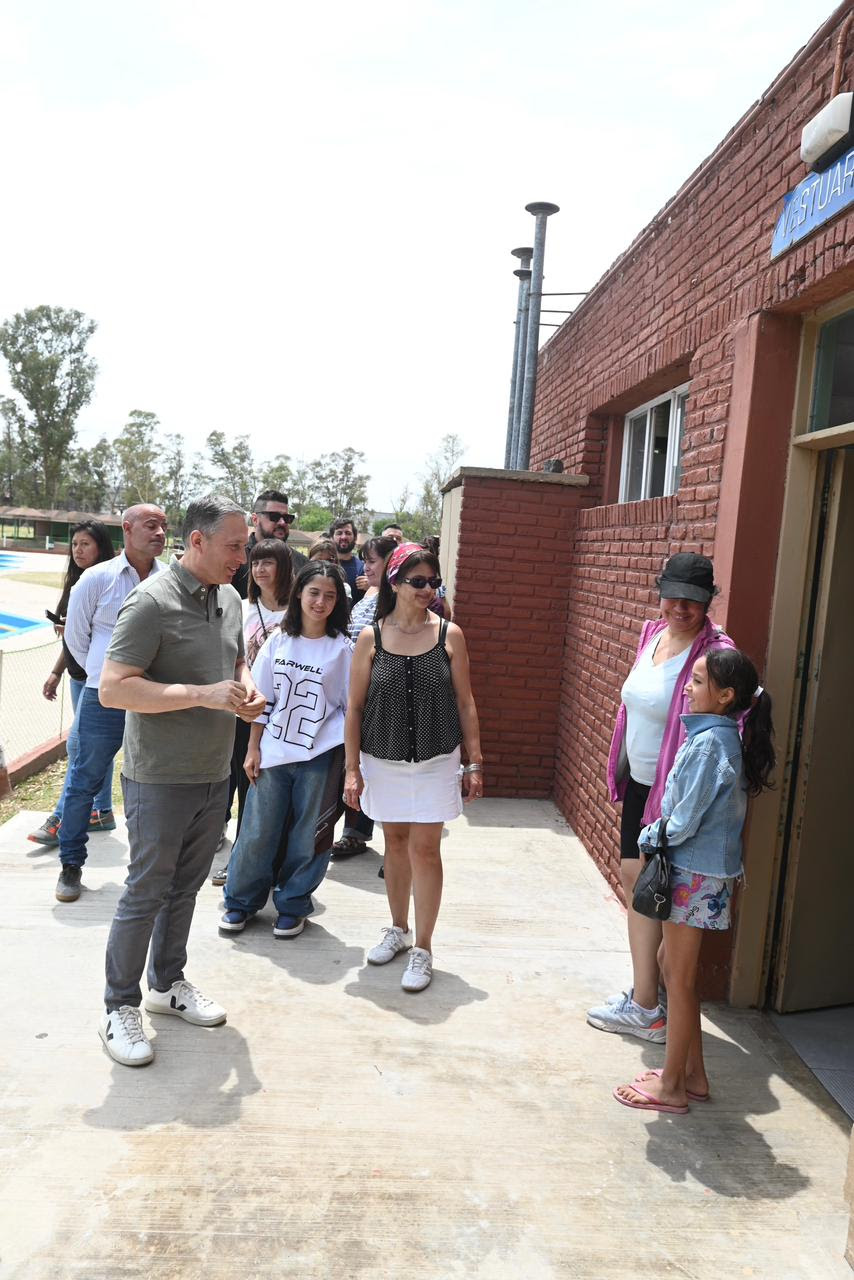 FERNANDO GRAY VISITÓ LA SEDE DEL PROGRAMA ESCUELAS ABIERTAS EN VERANO, EN 9 DE ABRIL