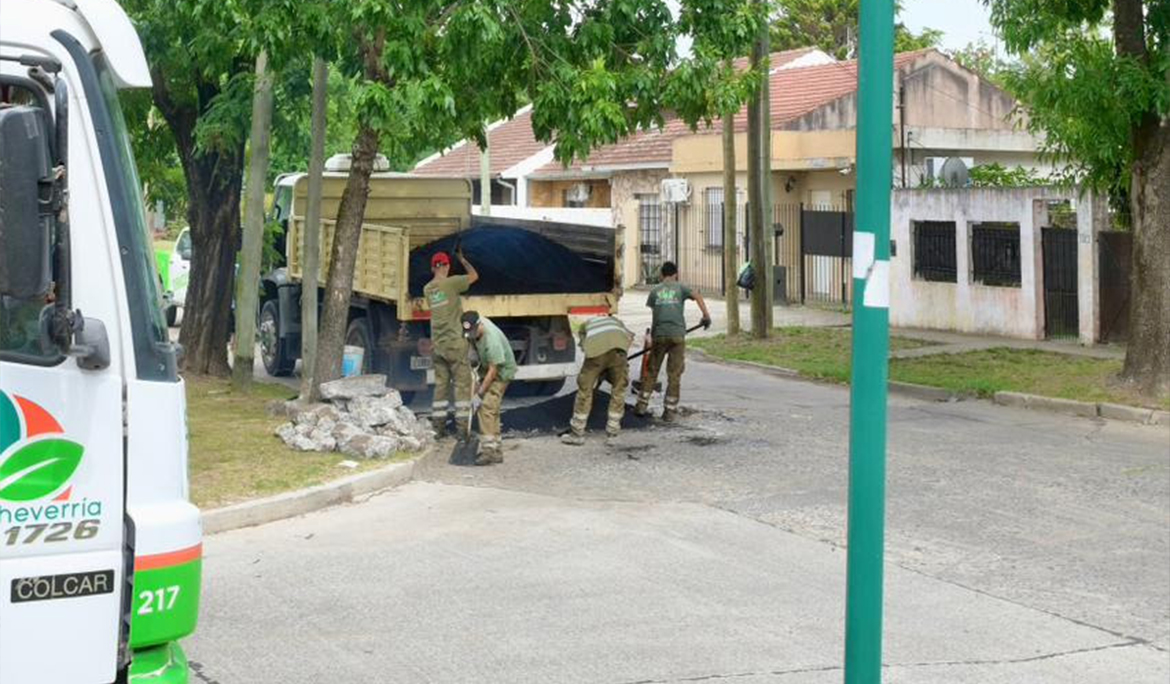 EL MUNICIPIO AVANZA CON LOS TRABAJOS DE BACHEO EN MONTE GRANDE