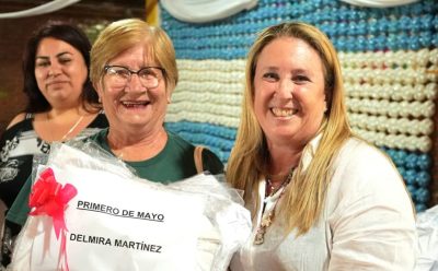 EL MUNICIPIO COMENZÓ CON LA ENTREGA DE GUARDAPOLVOS PARA CHICAS Y CHICOS DEL DISTRITO