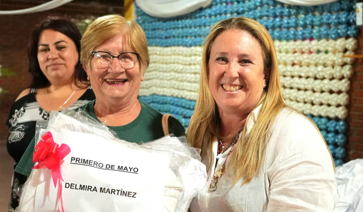 EL MUNICIPIO COMENZÓ CON LA ENTREGA DE GUARDAPOLVOS PARA CHICAS Y CHICOS DEL DISTRITO