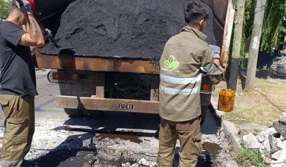 MONTE GRANDE: CONTINÚAN LAS OBRAS DE BACHEO PARA MEJORAR LA SEGURIDAD VIAL