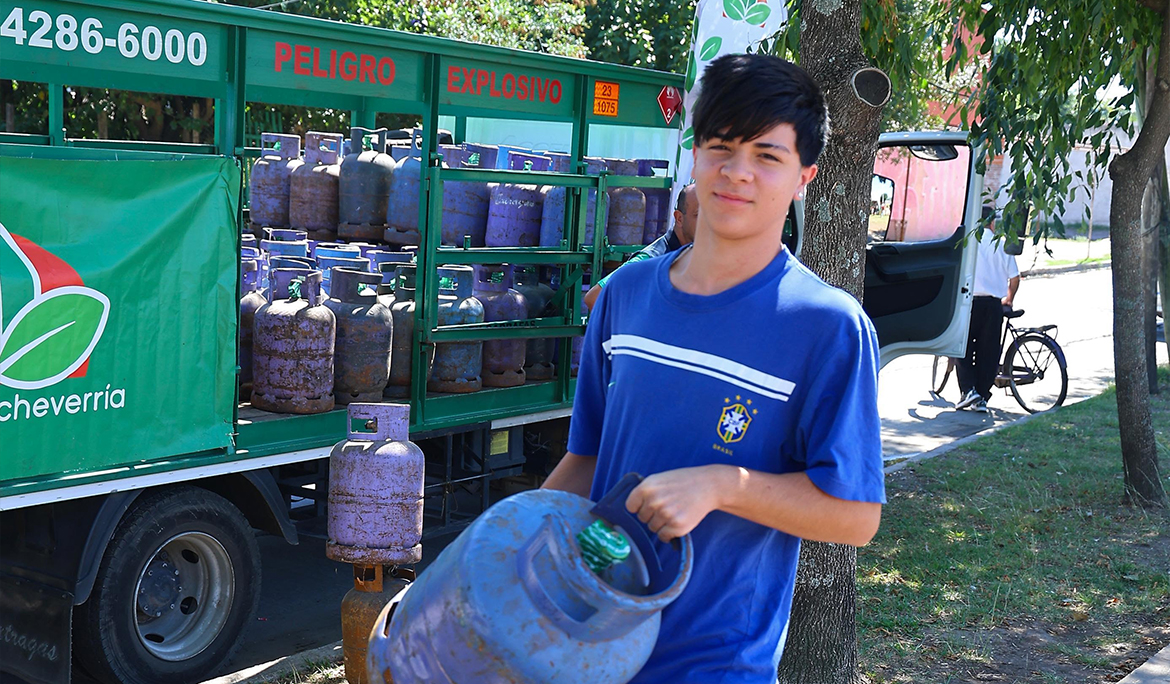 MONTE GRANDE SUR: EL MUNICIPIO REALIZÓ UN OPERATIVO DE RECARGA DE GARRAFAS A BAJO COSTO
