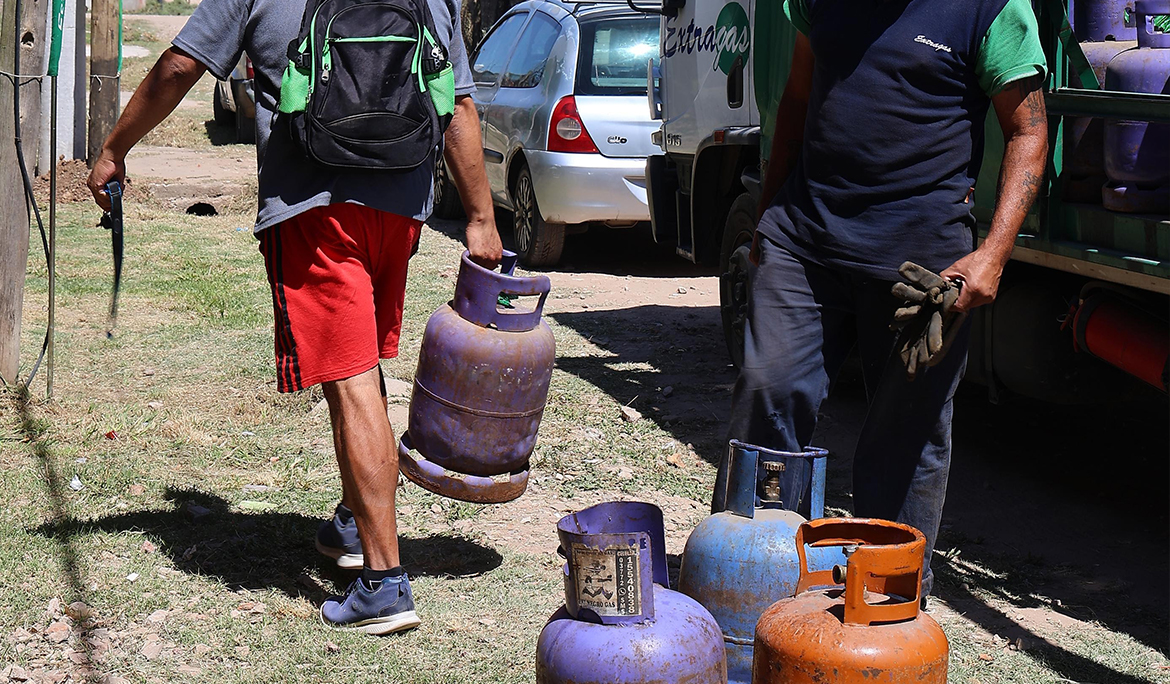 MONTE GRANDE SUR: NUEVO OPERATIVO DE RECARGA DE GARRAFAS A PRECIO SOCIAL EN EL BARRIO EL TRIUNFO