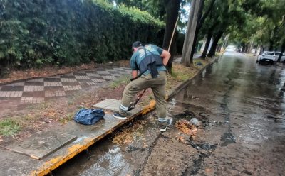 POR LAS INTENSAS LLUVIAS, LOS EQUIPOS DEL MUNICIPIO INTENSIFICARON LAS TAREAS DE LIMPIEZA Y DESOBSTRUCCIÓN EN DIVERSOS PUNTOS