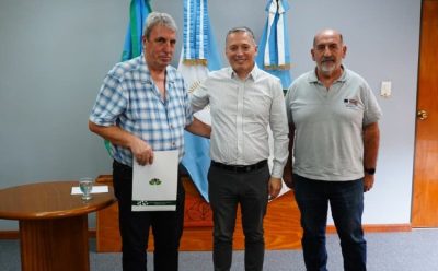 FERNANDO GRAY ENTREGÓ LOS DECRETOS DE PROMOCIÓN INDUSTRIAL A LAS EMPRESAS LIVINGINABOX S.A. Y DANIEL GURRUCHAGA S.R.L.