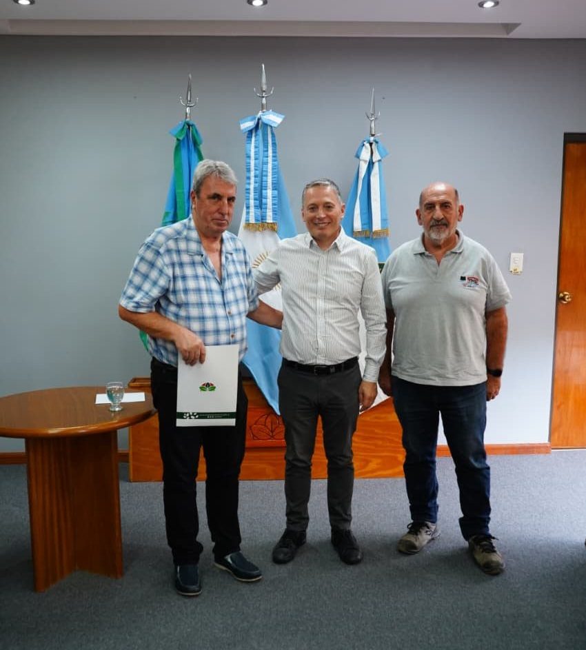 FERNANDO GRAY ENTREGÓ LOS DECRETOS DE PROMOCIÓN INDUSTRIAL A LAS EMPRESAS LIVINGINABOX S.A. Y DANIEL GURRUCHAGA S.R.L.