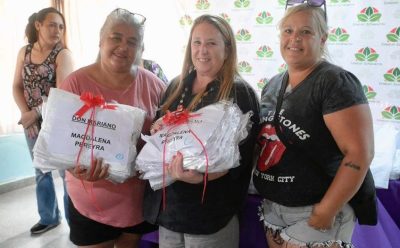 EL MUNICIPIO CONTINÚA CON LA ENTREGA DE GUARDAPOLVOS PARA CHICAS Y CHICOS DEL DISTRITO