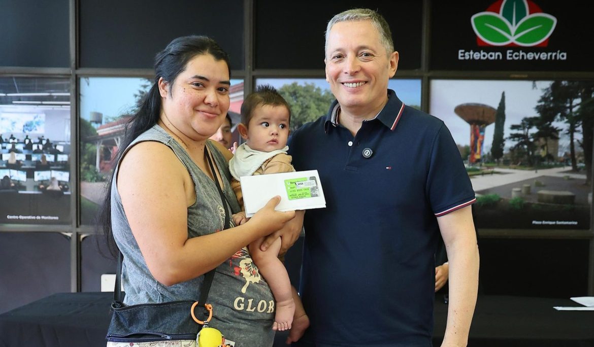 FERNANDO GRAY ENTREGÓ 113 TARJETAS DEL PLAN MÁS VIDA A FAMILIAS DE ESTEBAN ECHEVERRÍA