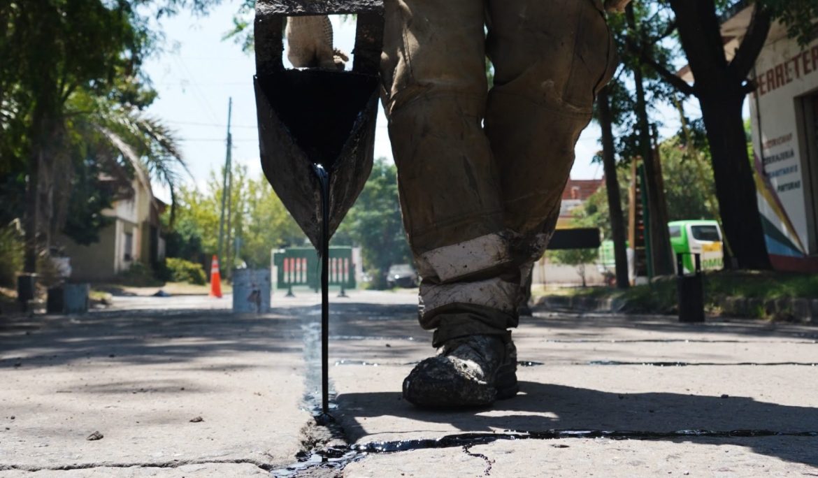 CONTINÚAN LAS TAREAS DE TOMADO DE JUNTAS EN LAS CALLES DE MONTE GRANDE