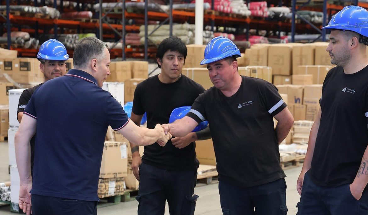 FERNANDO GRAY RECORRIÓ LA PLANTA DE LA EMPRESA ÁREA 54
