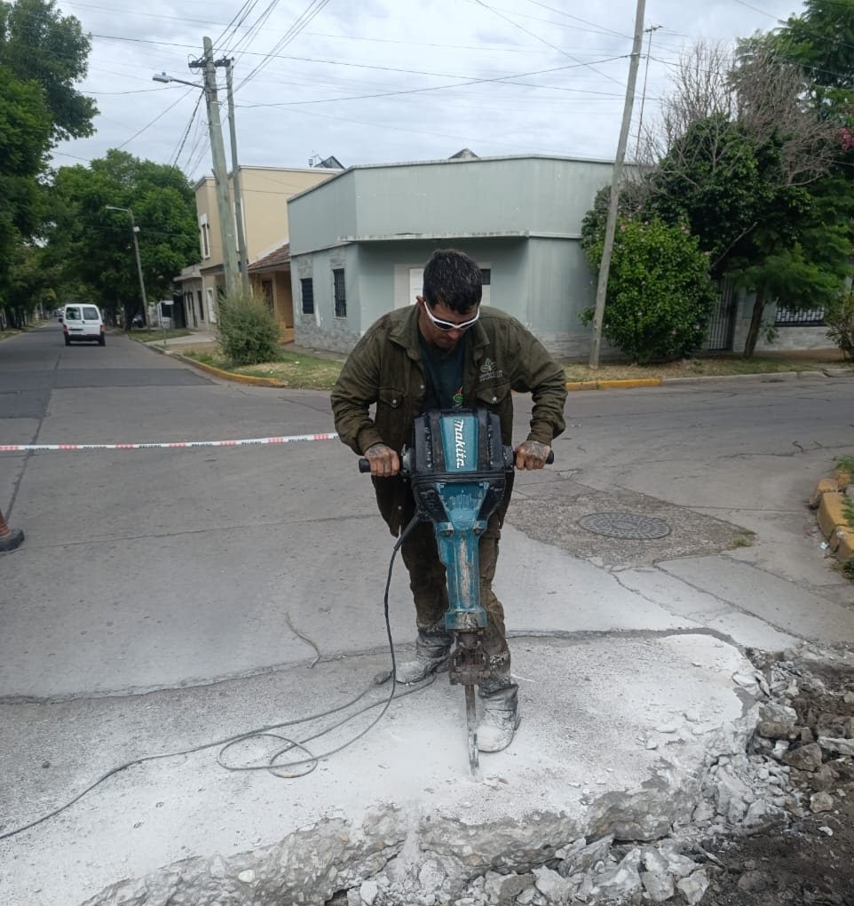 CONTINÚAN LAS OBRAS DE BACHEO EN LUIS GUILLÓN