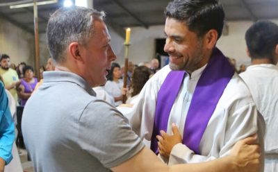 FERNANDO GRAY PARTICIPÓ DE LA MISA DE ASUNCIÓN DEL PADRE EDUARDO BRUSA EN LA PARROQUIA NUESTRA SEÑORA DE LOURDES