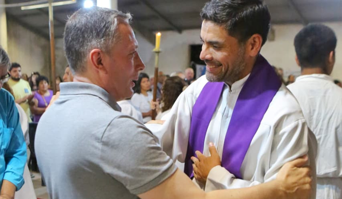 FERNANDO GRAY PARTICIPÓ DE LA MISA DE ASUNCIÓN DEL PADRE EDUARDO BRUSA EN LA PARROQUIA NUESTRA SEÑORA DE LOURDES